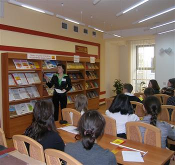 В Чебоксарах открылась необычная книжная выставка "Наш учитель лучший самый!"